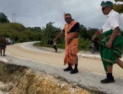 Wagub Johni Asadoma Tinjau Jalan Lapale Sumba Barat yang Nyaris Putus, Minta PUPR NTT Segera Perbaiki