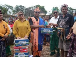 Pasca Kebakaran 28 Rumah Adat, Wagub NTT Johni Asadoma Turun Langsung ke Yaro Wora Bawa Bantuan dan Komitmen Bangun Kembali