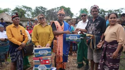 Pasca Kebakaran 28 Rumah Adat, Wagub NTT Johni Asadoma Turun Langsung ke Yaro Wora Bawa Bantuan dan Komitmen Bangun Kembali