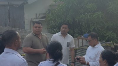Wakil Ketua I DPRD Provinsi Nusa Tenggara Timur, Fernando Osorio Soares dan Ketua DPRD Kota Kupang Richard E. Odja ketika meninjau lokasi kebakaran Panti Asuhan Guardian Holly Angel yang berlokasi di Kelurahan Naikoten I, Kecamatan Kota Raja, Kota Kupang. Rabu, (13/5/2026).