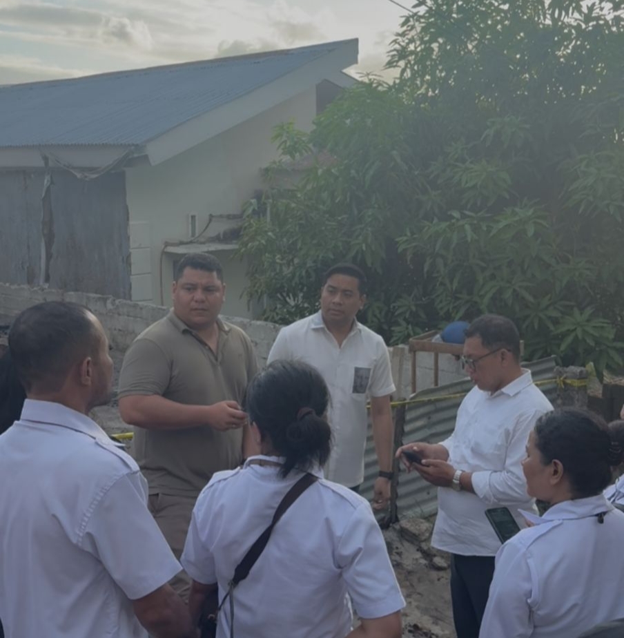 Wakil Ketua I DPRD Provinsi Nusa Tenggara Timur, Fernando Osorio Soares dan Ketua DPRD Kota Kupang Richard E. Odja ketika meninjau lokasi kebakaran Panti Asuhan Guardian Holly Angel yang berlokasi di Kelurahan Naikoten I, Kecamatan Kota Raja, Kota Kupang. Rabu, (13/5/2026).